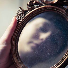 Marketing B2B : arrêtez de parler de vous ! Miroir : arrêtez de vous regarder le nombril en B2B